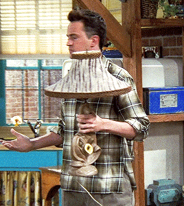 alexi-pic: bryancroidragon:  Fun fact: Ross handing the lamp to Chandler wasn’t