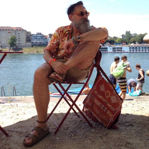 midsummer with round about +40C in Basel the best sitting among the shades at river Rhine ph @looka