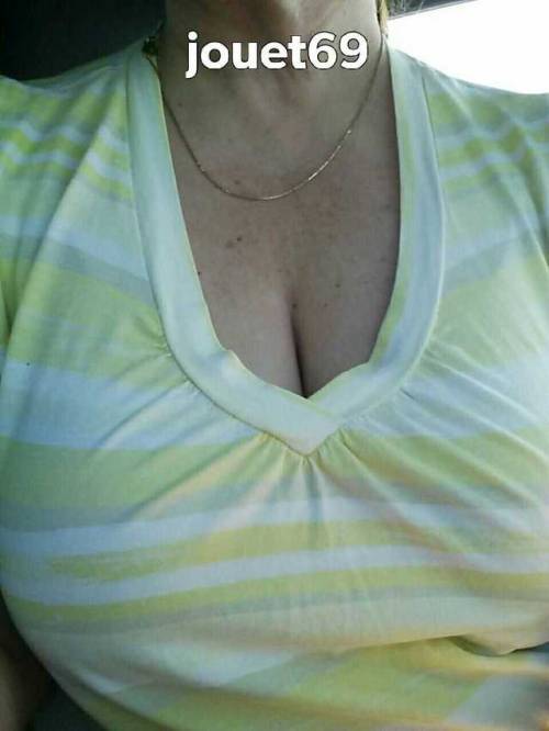 curiouswinekitten2:  Sunday afternoon shopping cleavage   😍😍😍. Thank you for submitting to cleavage Sunday!