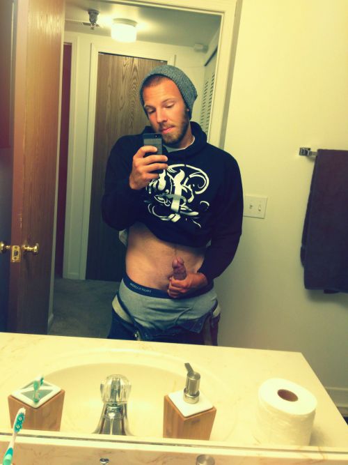 scruffygeeksf:  (via Guys with iPhones)