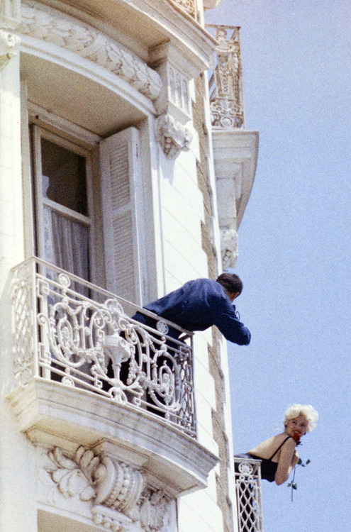 mabellonghetti: Jayne Mansfield on the balcony of the Carlton Hotel, Cannes 1958. (Photo by Phi