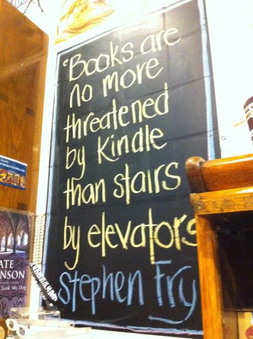 theinnocenceleft:thinkingininklings:Stephen Fry’s take on the e-reader vs. book argument.THAAA