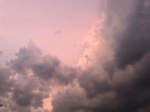 Не знаю, что и подумать о тебе #sky #skyporn #skylovers #cloud #clouds #cloudporn #pinksky #pinkclou