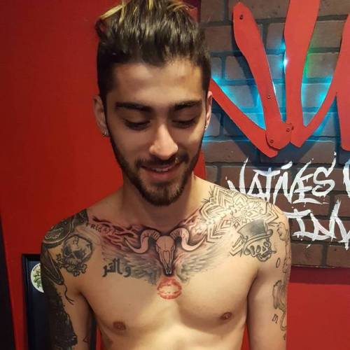 keepingupwithzayn:tattoonativeswithink: New tattoo i did on @zayn today i know you all wanted to see