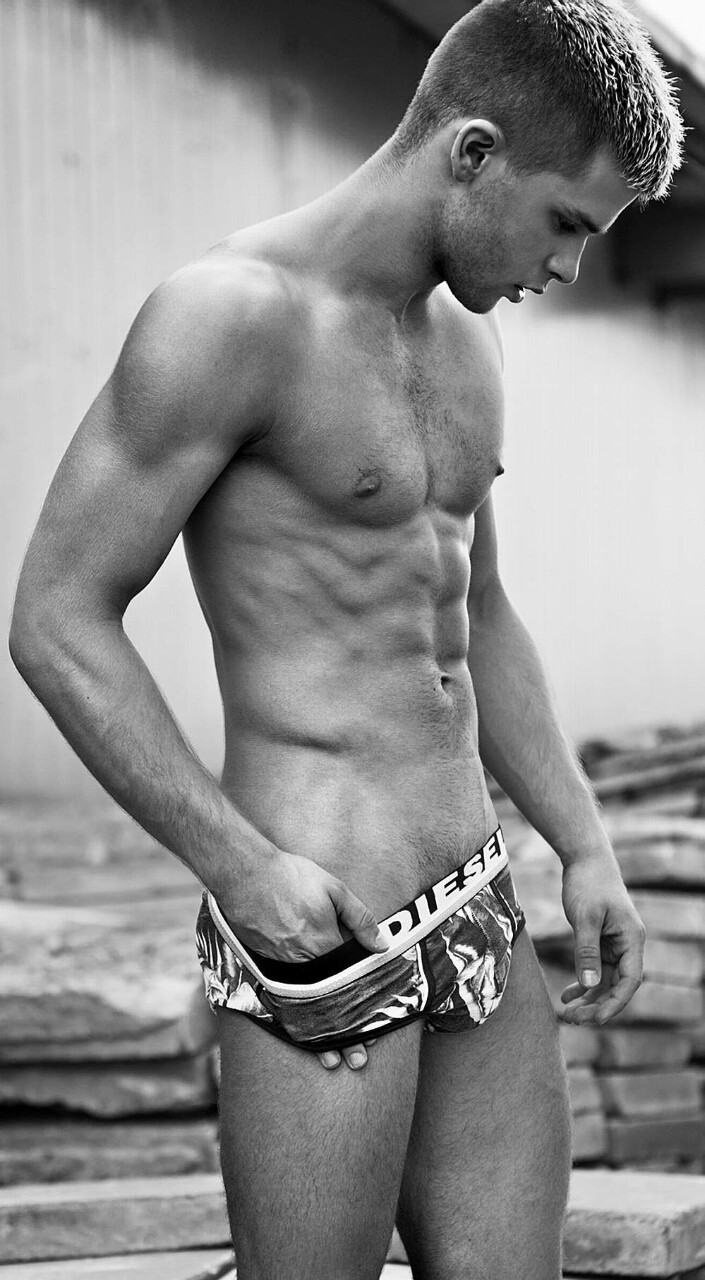 navyl0stb0y:   Follow the blog i reblogged this from, then follow me - CLICK HERE
