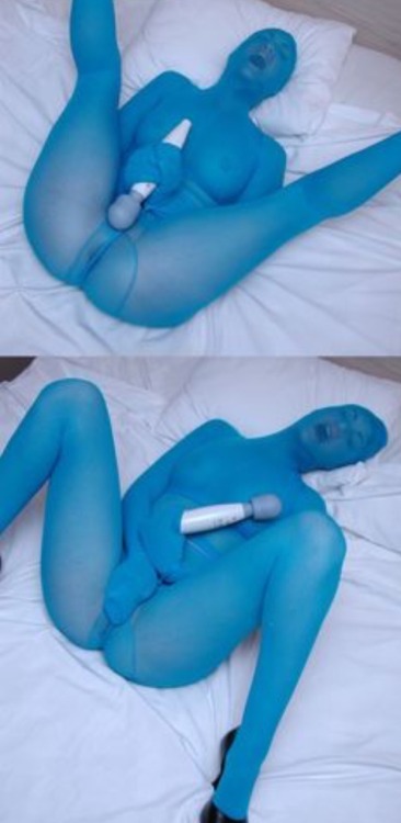 pantyhosetightslust:Some of the hottest blue pantyhose encasement ever!