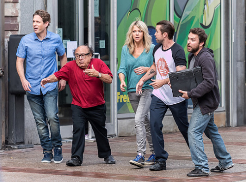 hellyeahcharlieday:Glenn Howerton, Danny DeVito, Kaitlin Olson, Rob McElhenney and Charlie Day are s