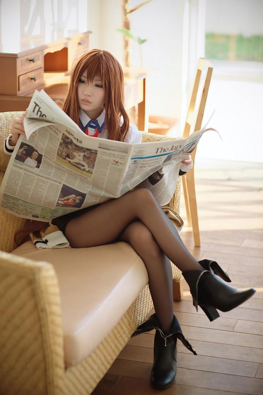 small-pig:  美味しそうな太ももがチンピク必至、足組みした美脚画像：ぶろにゅー様