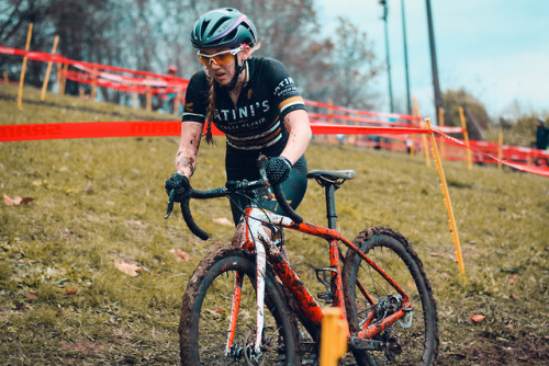 bunnyhoppingbarriers:Bridget Tooley runs the muddy off-camber at Major Taylor “Cross Cup in Indianap