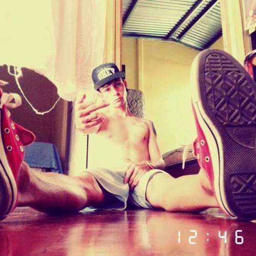 XXX teenboysmellyfeet:  Cocky young skater giving photo