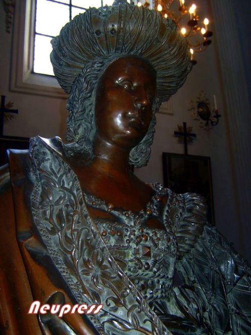 Innsbruck statues from the 1510s;Marie of Burgundy, Holy Roman Empress, 1513-16Archduchess Cymburgis