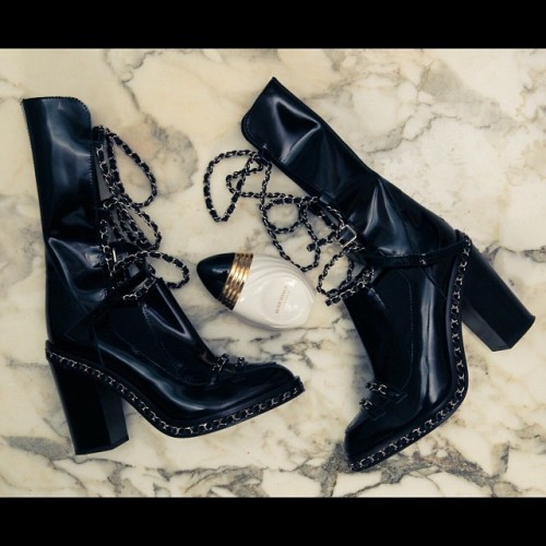 Who&rsquo;s rocking these?? #2frochicks #Style #Shoes #Black #stylefun #Chic #Stylefun #Midnight