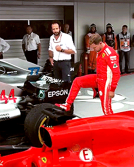 sebastianvetel:Sebastian inspecting Lewis’ “small blister”…