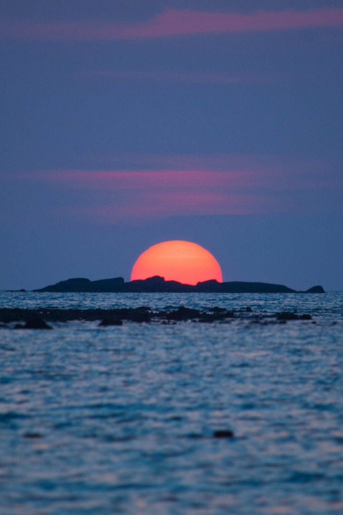 lsleofskye:  Sunset on island