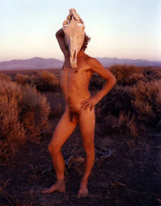 akaixab:    Judy Dater: Home con caveira (1979)