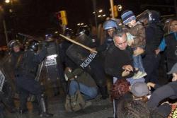 granosdegranada:  zenec:  Police brutality in today’s protests, Mexico 11/20/14 Brutalidad policíaca en las protestas de. 20/11/14 en México 