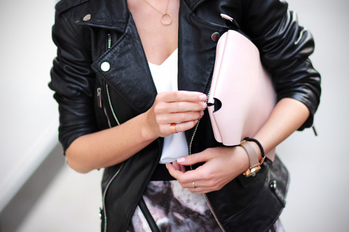 pa-s-sion:  chanel-and-vogue:  more fashion here. i follow back similar blogs ♡  More here