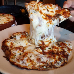 fatty-food:   	Omggggg, cheesy mentaiko pizza!