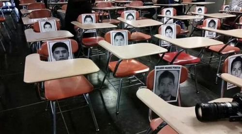 cannedviennasausage:Alumnos de la Universidad de Puerto Rico honran a los 43 estudiantes asesinados 