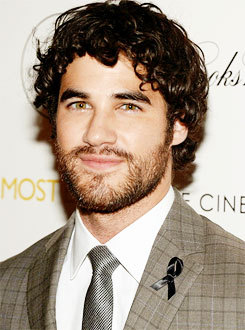 andercriss:  Darren Criss wore a black ribbon in Cory Monteith’s honor at NYC ‘Girl Most Likely’ pre
