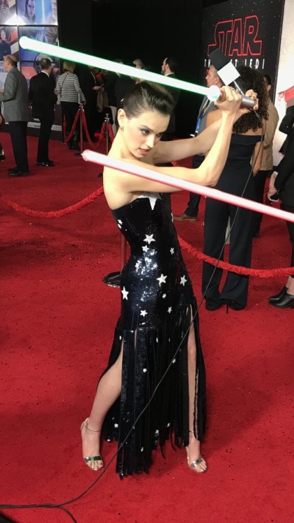 your-highnessmarvel: ridleys-reylo: Daisy Ridley with a lightsaber at The Last Jedi premiere Her dre