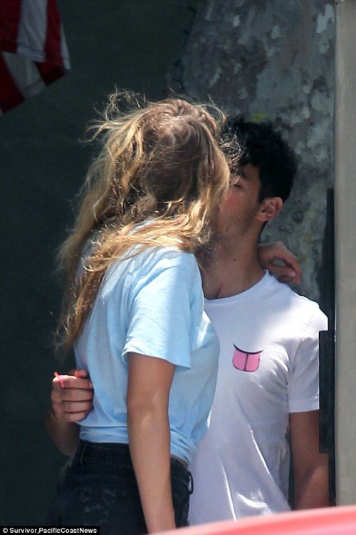 blairwaldorfisawhitefeminist: hadidnews:July 28: Gigi Hadid leaving Joe Jonas’ home in Los Ang