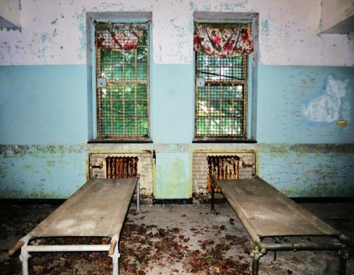 odditiesoflife:   Abandoned Building 25 at Creedmoor Psychiatric Center Located in Queens Village, New York, Building 25 at the Creedmoor Psychiatric Center has sat abandoned and rotting since 1974. While all of the other buildings of the facility were