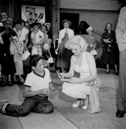 infinitemarilynmonroe: Marilyn Monroe signing