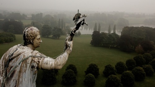 holdhard:Bird’s eye view of the Column of Victory at Blenheim Palace