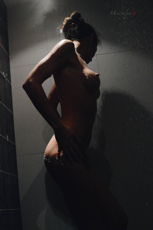 emysmiths:  Reblog if a hot blonde turns you on