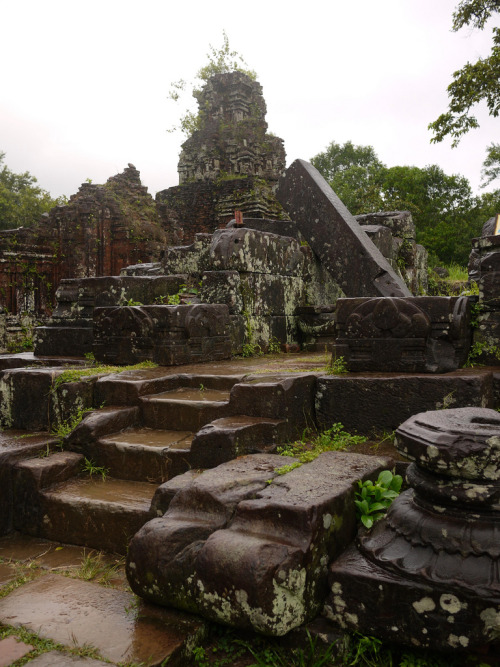 Hindu temple ruins, Mỹ Sơn / Vietnam (by Diana).