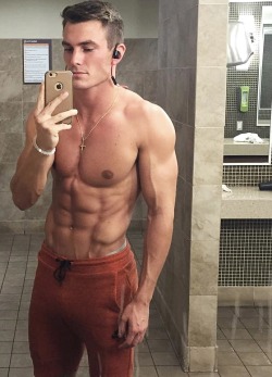 hotbloodedmen:  Hot enough for your screen?    Follow HotBloodedMen for more! http://hotbloodedmen.tumblr.com/  DM me!