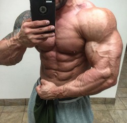 musclegodselfies:  Justin Maki