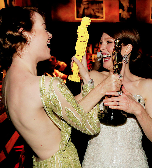 fionagoddess: Emma Stone compares her Lego Oscar statuette with actress Julianne Moore’s genuine Osc