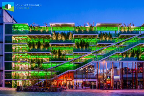 De kleurrijke architectuur van Parkeergarage De Kom, Nieuwegein  In Nieuwegein, pal naast het nieuwe theater De Kom, verrees deze bijzondere parkeergarage ontworpen door de Architecten CIE. De signing, concept, etc werd ontworpen door KCAP...