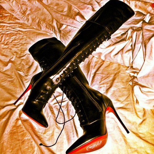 chanel-and-louboutins:  Chanel-and-Louboutins.tumblr.com 