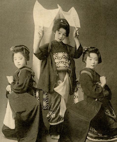 highlandvalley:  History ImageさんはTwitterを使っています: “日本の少女3人組、1900年と現在 Three young Japanese girls 1900 and Now @BABYMETAL_JAPAN http://t.co/BqkmiO5CMZ”