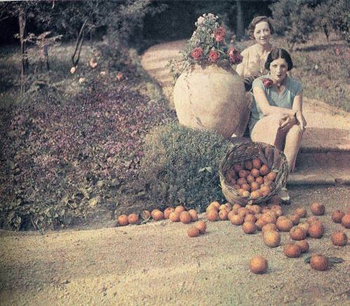 Jacques Henri Lartigue, Bibi and an unidentified friend, Nice 1927-28 © Ministère de la 