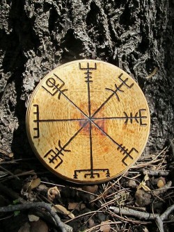 thewolvesoftimberline:  Vegvísir (Viking Compass) 