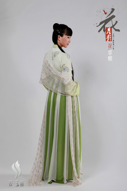 fouryearsofshades: 双玉瓯 http://shyuou.taobao.com/ Model 周玲 Hanfu (han chinese clothing) collection 