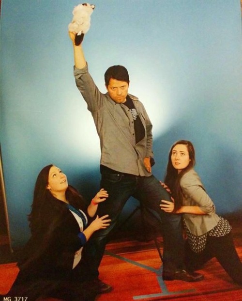 inkstainedsoul:Here it is. The best photo op of all time. Misha, the overlord, posing with grumpy ca