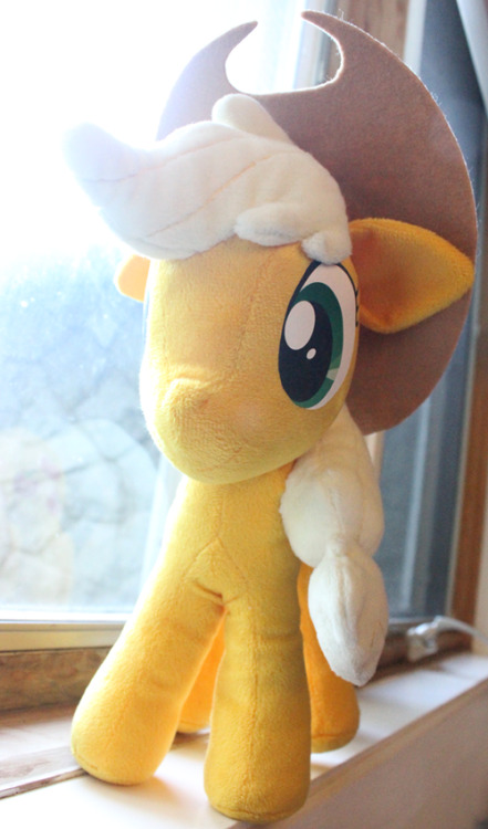 Applejack V2! With a felt hat, this time around. She’s up for sale on my friend/collaborator's