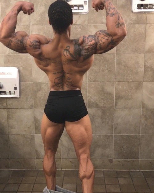 blackstripperworshippers:  🍑👅
