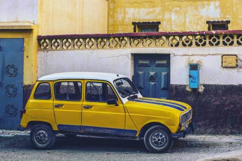 Katrca!  #renault #car #street #streetphotography #Tamraght #Taghazout #Morocco #yellow #blue #surft