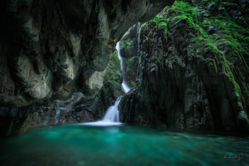 [ Mysterious falls ] 16mm, f/5.6, ISO 100, 15sec Taken at Wakayama, Japan. 和歌山県 東牟婁郡にて。