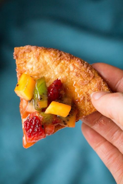 sweetoothgirl: Fruit Salsa with Baked Cinnamon Sugar Chips
