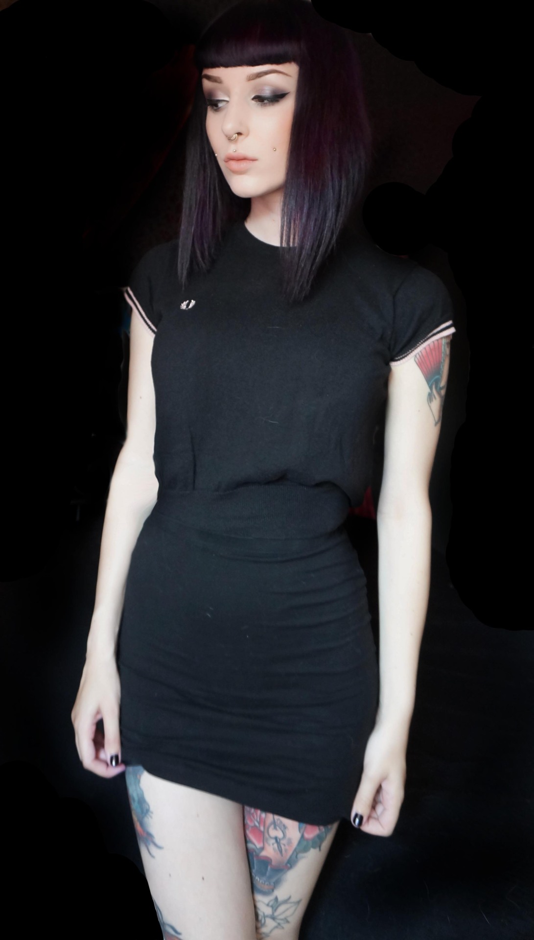 skin-zombie:  sellyourseconds:  Bad attempt to photoshop away the background haha.