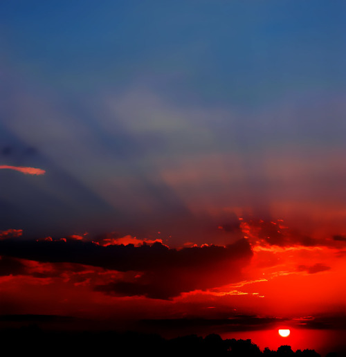 famoussandwichtimemachine:Beams from the sun
