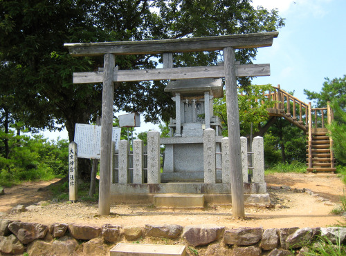 鬼ケ岳（おにがだけ、Mt.Onigadake）標高：532.60m　三等三角点20080810鬼を退治した伝説がある。旧称は丹生（にう）ケ岳（丹生とは、水銀のこと）毎年8月15日の夕方「鬼ケ嶽火祭」と