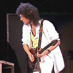dailyqueensource:Brian May (Queen live,1986)